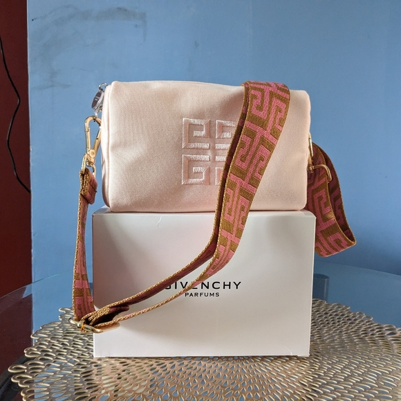 Givenchy - Picture 3 of 11